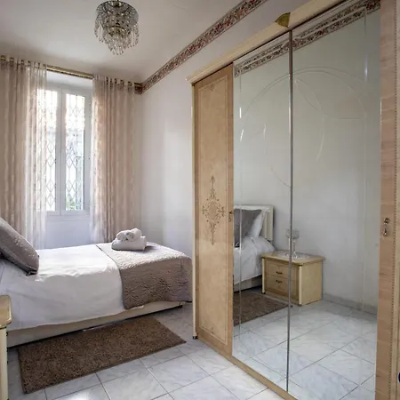 Air-conditioned In The Republique District Apartamento
